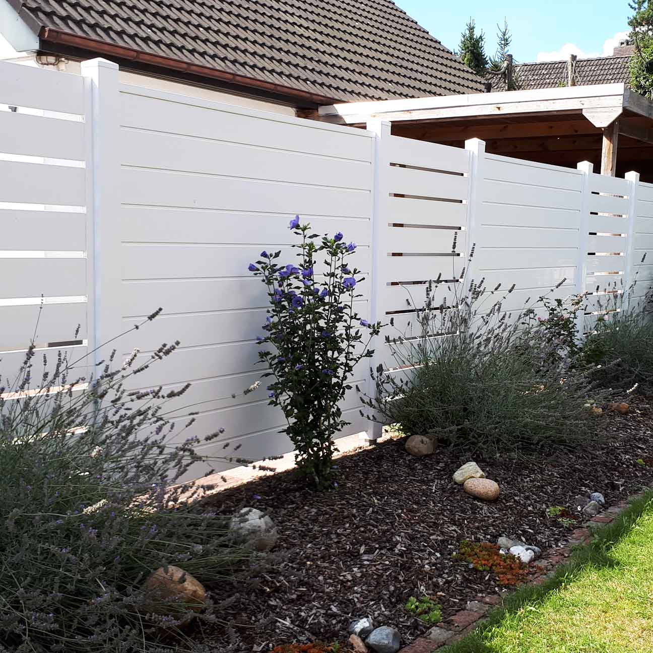Sichtschutzzaun mit Spalt aus Kunststoff PVC in Weiß im Garten 