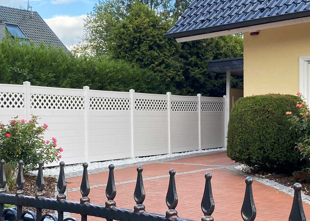 Sichtschutz in weiß aus Kunststoff mit Rankgitter Hofeinfahrt Garten
