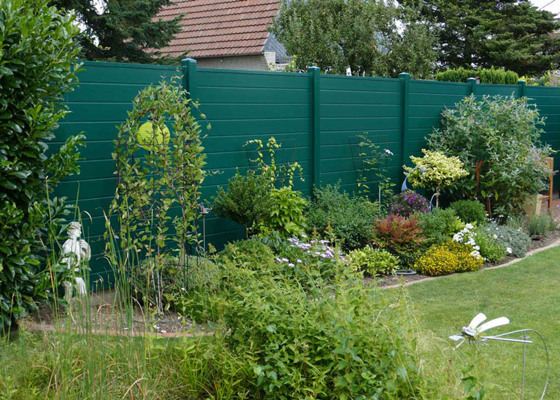 Sichtschutzzaun aus Kunststoff in Moosgrün im Garten