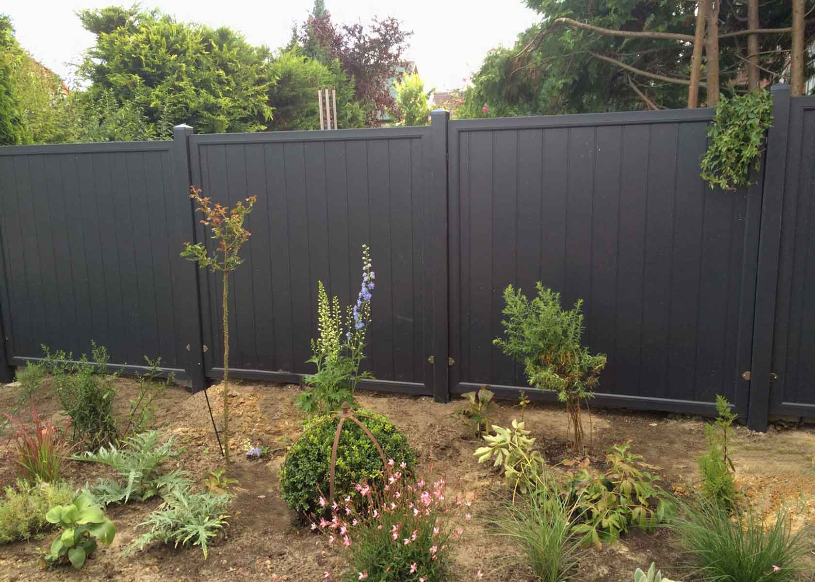 Sichtschutzwand dicht in Anthrazit im Garten