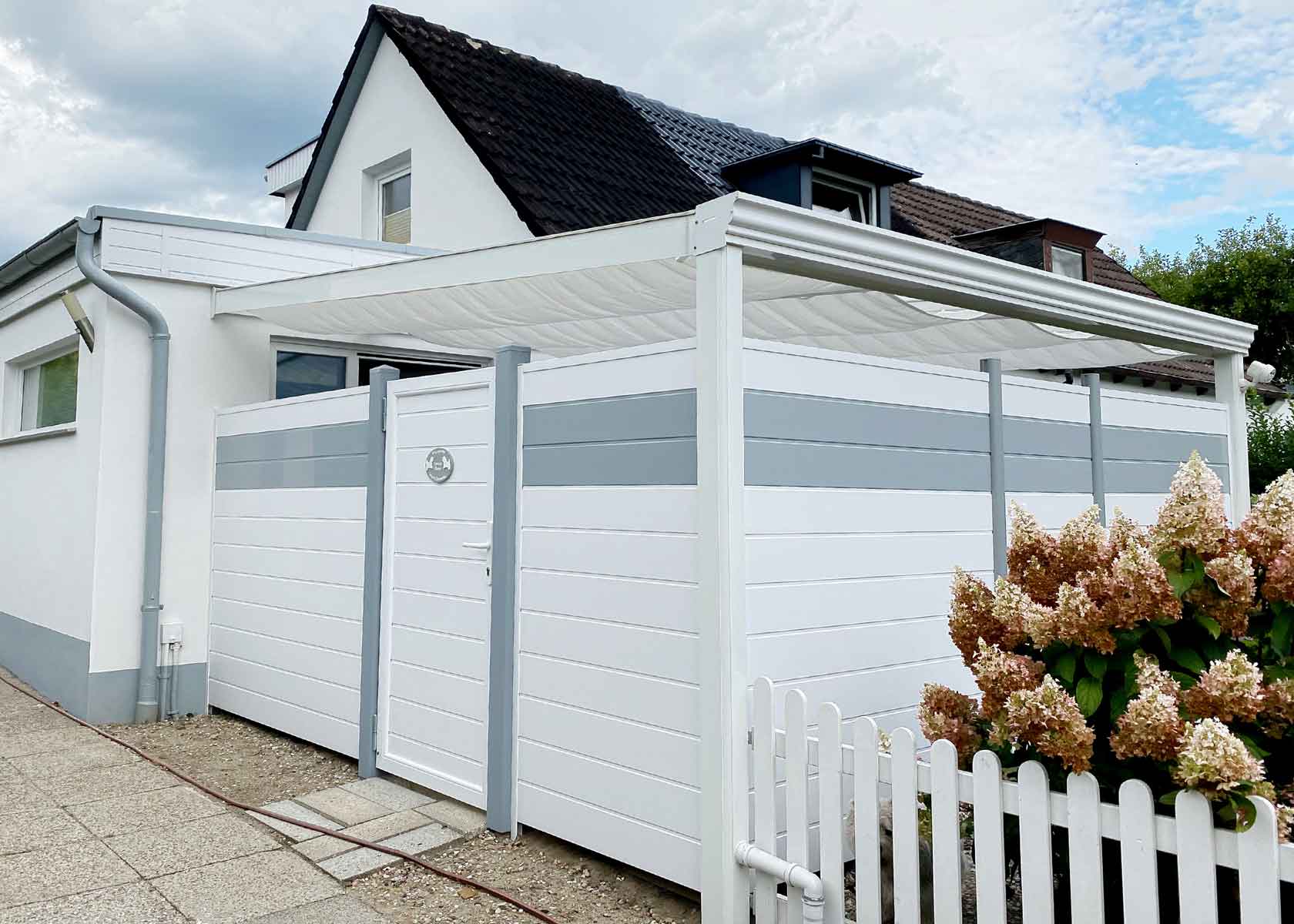 Sichtschutzzaun aus Kunststoff PVC in Weiß und Grau Sichtschutzwand Seitenwand Überdachung Terrasse mit passender Tür