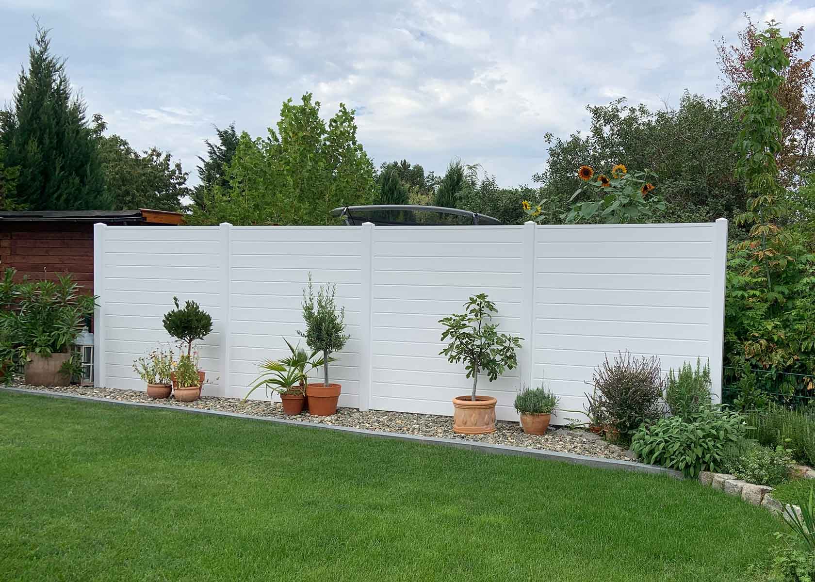 Sichtschutzzaun aus Kunststoff PVC in Weiß im Garten Sichtschutzwand