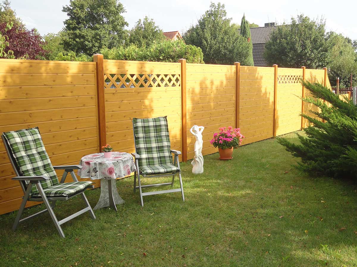 Sichtschutzzaun aus Kunststoff PVC im Garten in Holzoptik Astfichte mit Rankgitter