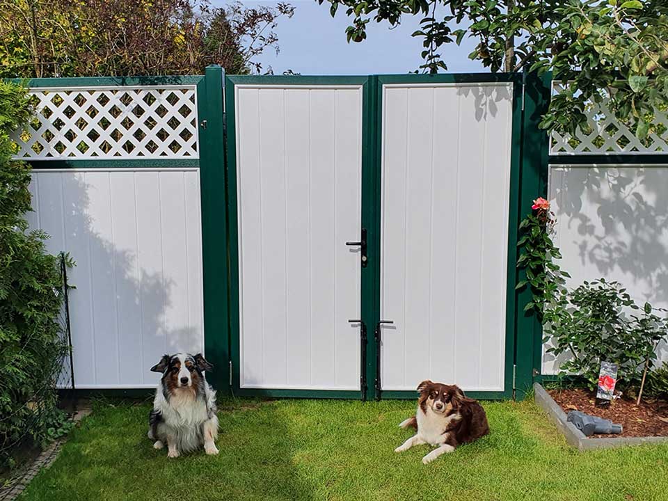 Sichtaflex Sichtschutz mit Doppeltür in Weiß mit Rankgitter und stabilen Rahmen in Moosgrün im ländlichen Garten, Landhausstil