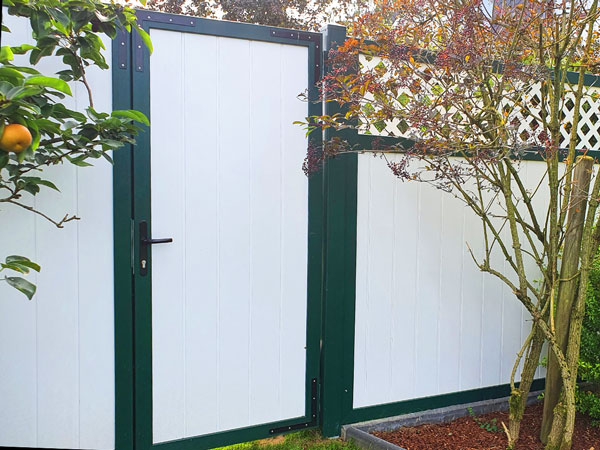 Sichtaflex Sichtschutz mit passender Tür  in Weiß mit Rankgitter und stabilen Rahmen in Moosgrün im ländlichen Garten, Landhausstil