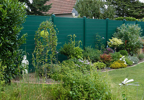 Sichtschutz aus Qualitäts-Kunststoff in Moosgrün im Garten