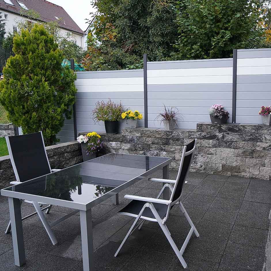 Sichtschutzzaun aus Kunststoff PVC in Grau und Anthrazit mit weißem Eyecatcher auf Terrasse