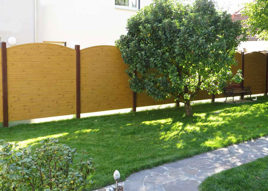 Trennwand im Garten aus Kunststoff PVC in Holzoptik Astfichte