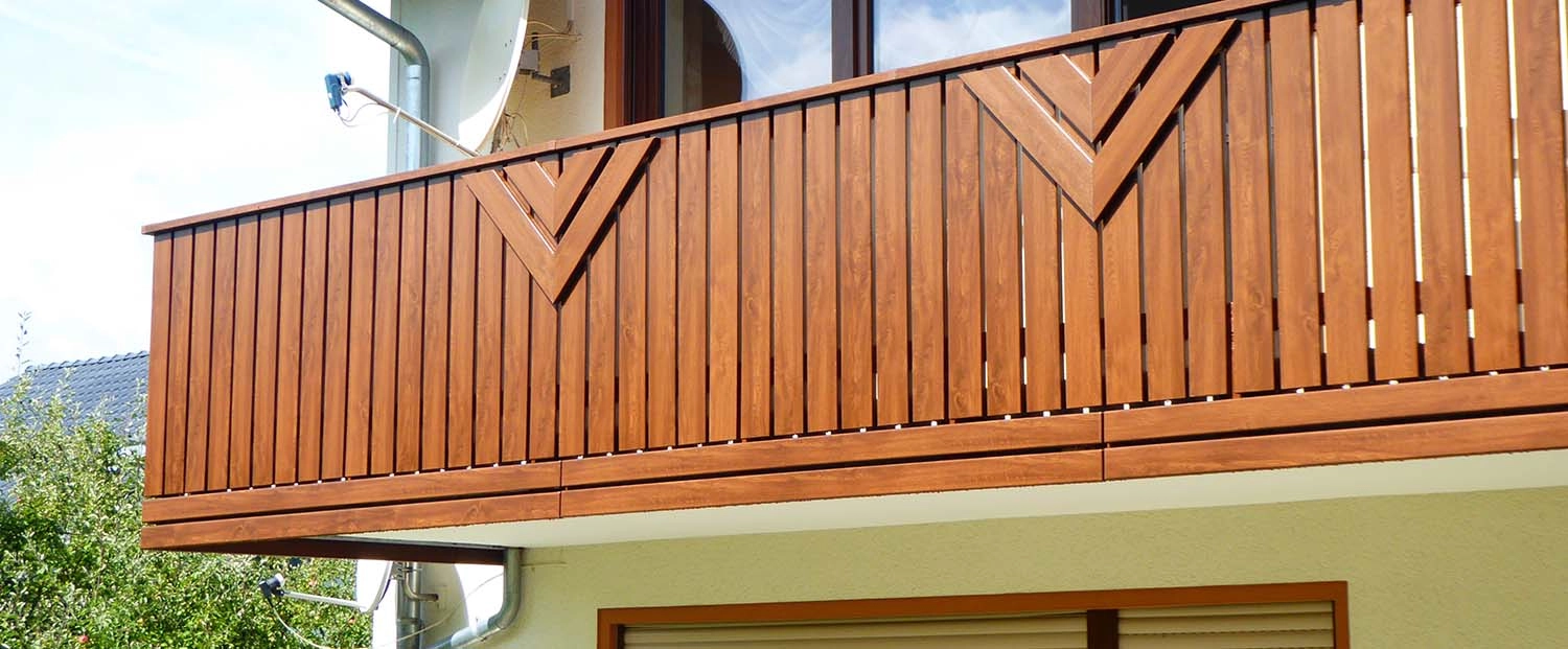 Balkonverkleidung aus Kunststoff in Holzoptik Nussbaum am Balkon