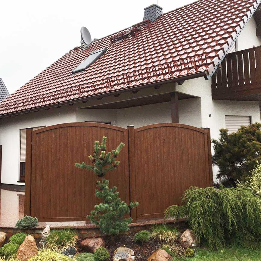 Terrassensichtschutz in Nussbaum mit Oberbogen