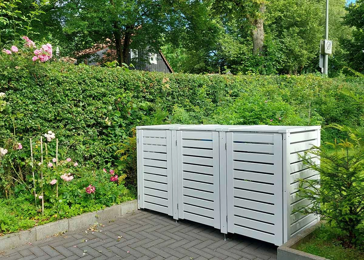 Mülltonnenbox aus Kunststoff in Weiß für drei Mülltonnen
