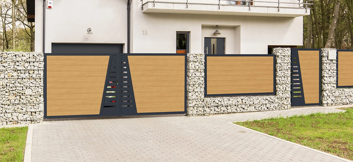 Hoftor aus Kunststoff in Anthrazit mit Sichtschutzzaun in Bergkiefer Holzoptik an der Einfahrt