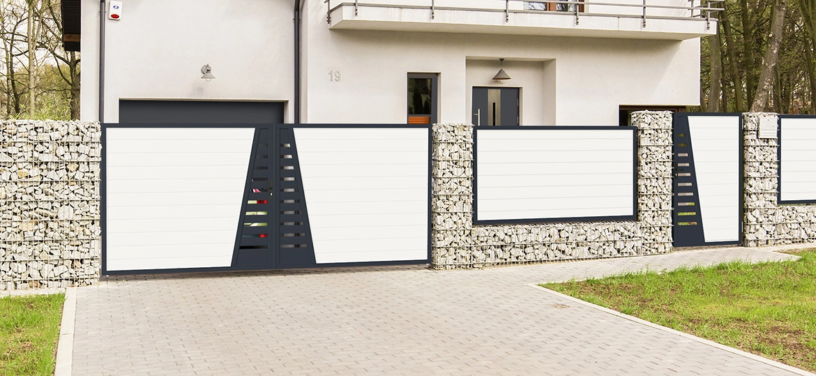 Hoftor aus Kunststoff in Anthrazit mit weißem Sichtschutzzaun an der Einfahrt