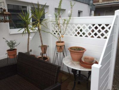 Sichtschutz für Terrasse in Weiß mit Rankgitter