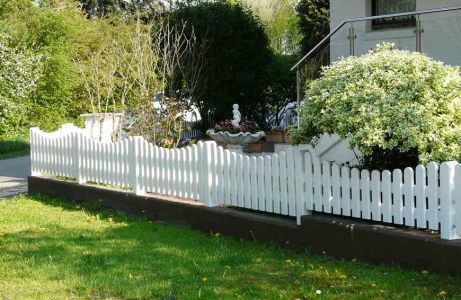 Der weiße Zaun für den Vorgarten aus PVC