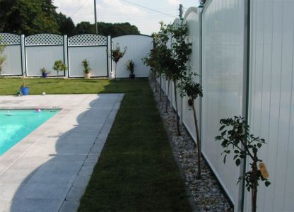 Sichtschutz in Weiß-Grün für Pool im Garten