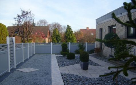 Moderner Steingarten mit grauem Sichtschutzzaun